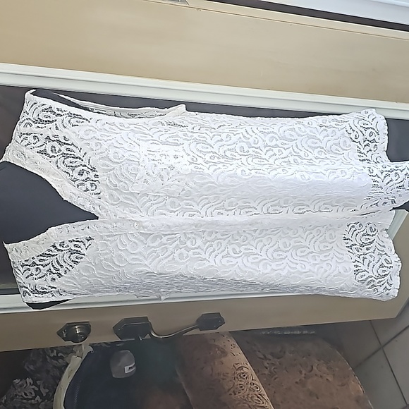 Sleeveless white lace top - Picture 2 of 15